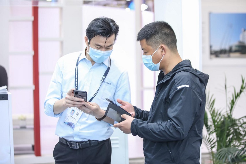 与客户交流除湿机