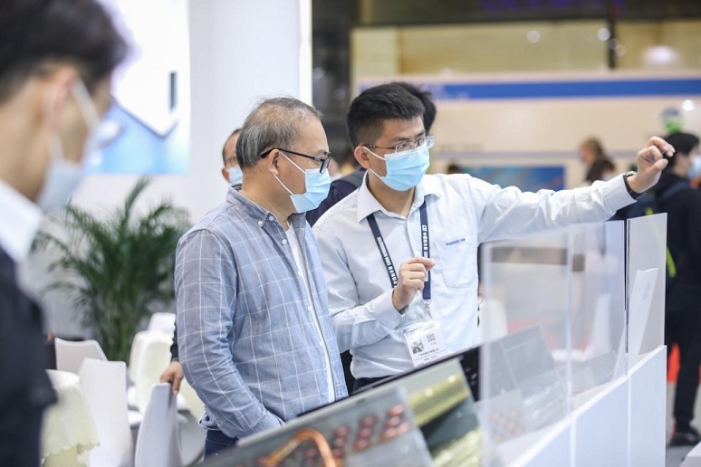 百奥工作人员与客户讲解两器